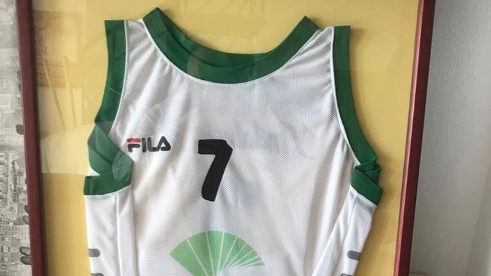 Esteller y su camiseta del Unicaja
